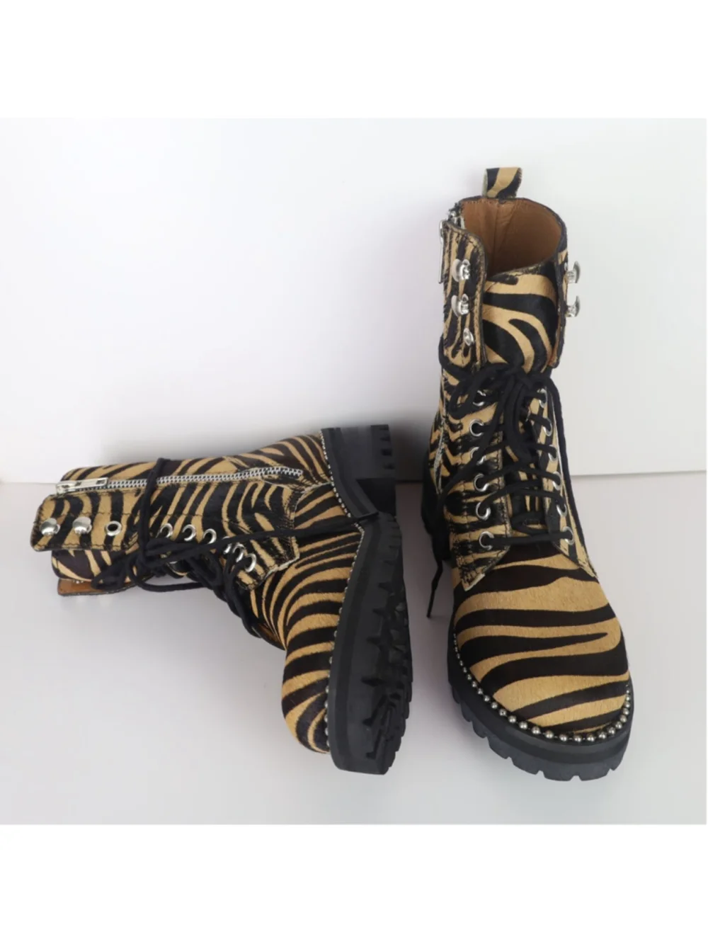 Aqua Women’s Tiger Print Jax Studded Hiker Combat Boots Lace Up Round Toe 5.5 - Picture 7 of 16